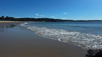 Beach nearby, sun loungers, beach towels