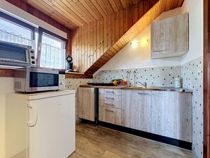 Mikrovågsugn och barnstol