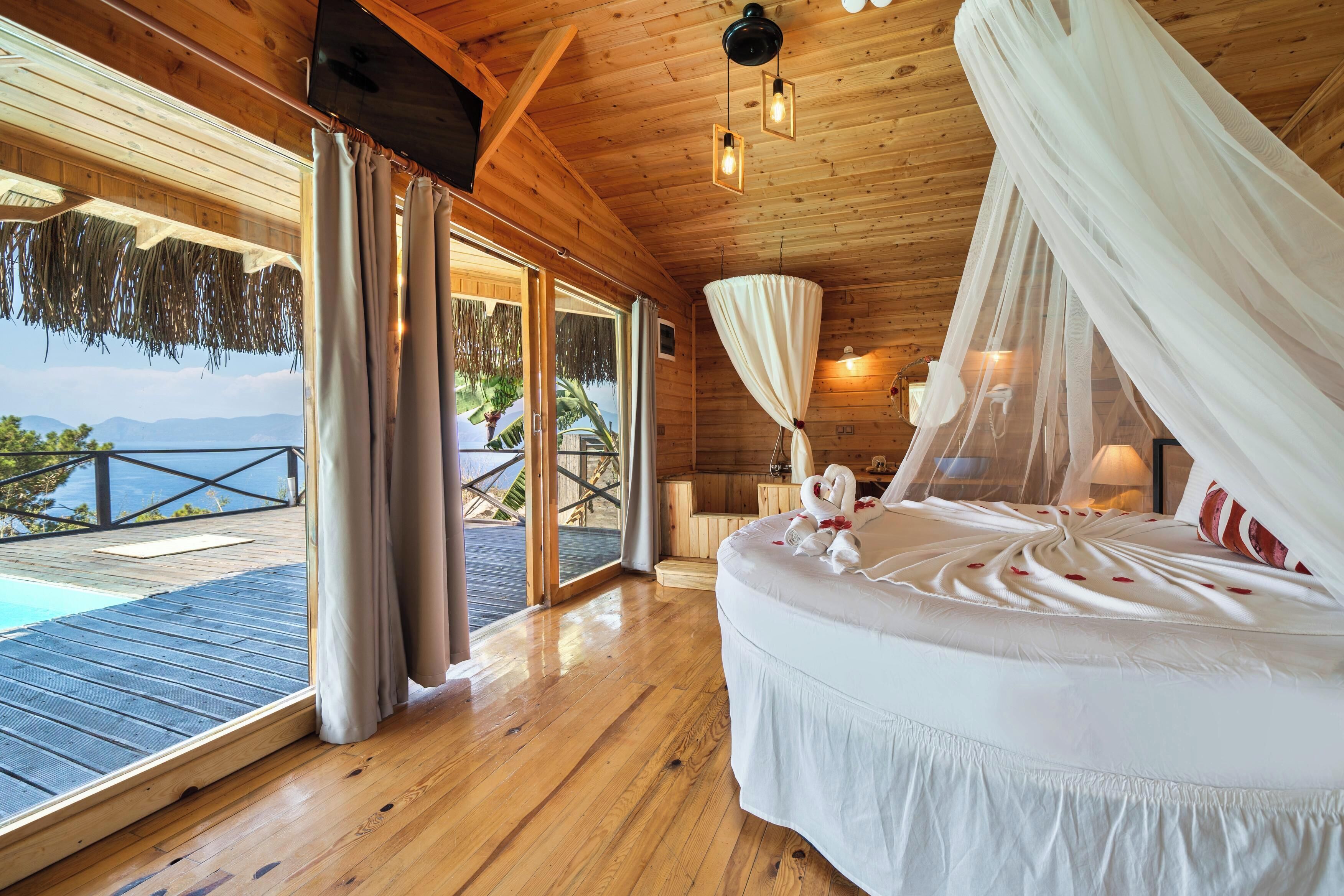 Luxury Suite, Sea View | In-room safe, desk, soundproofing, free WiFi