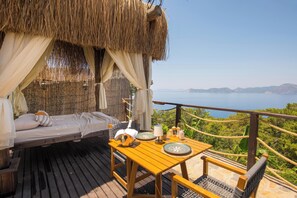 Superior Bungalow, Sea View | Outdoor dining - Cennet Resort (Uzunyurt)