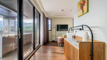 Deluxe Double Room, Balcony, Mountain View | Interior