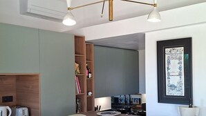 A modern kitchen with a wooden table, chairs, and pendant lights. - Villa Colline St martin - Cap Agde (Agde)