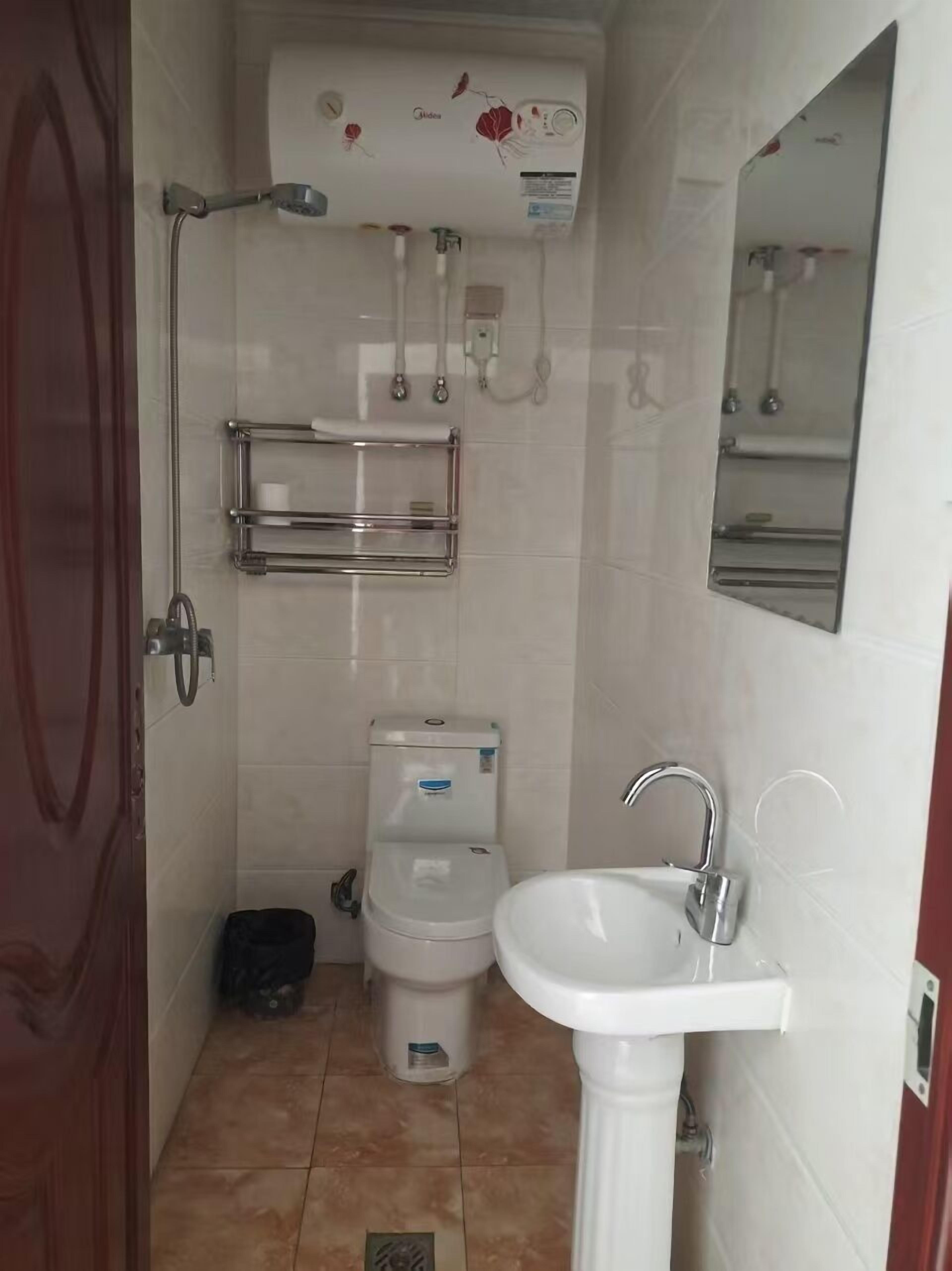 Classic Double or Twin Room, Courtyard View | Bathroom