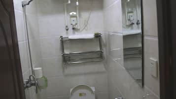 Toalhas de banho, shampoo, papel higiênico