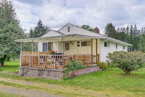 A single-story house with a porch, a brick foundation, and a small garden. - Great for Families! Peaceful Snohomish Escape! (Snohomish)