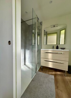 Bathroom - Vrbo Property (Saint-Cast-le-Guildo)