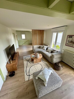 TV, table tennis - Family home with garden in the heart of St Cast, 50m from the beach. (Saint-Cast-le-Guildo)
