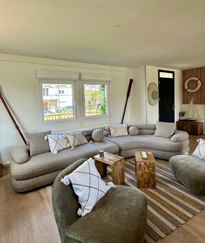 TV, table tennis - Family home with garden in the heart of St Cast, 50m from the beach. (Saint-Cast-le-Guildo)