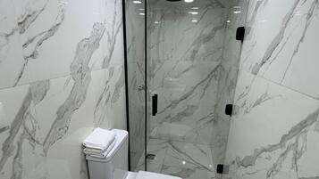 SĂšche-cheveux, serviettes fournies, savon, papier toilette