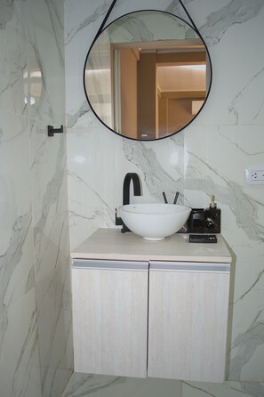 Secadora de cabello, toallas, jabón, papel de baño 