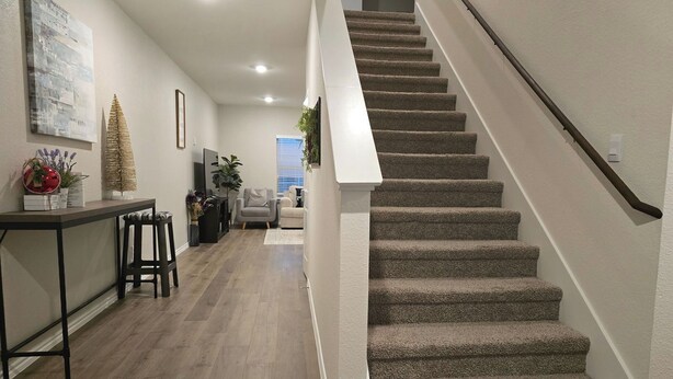 Eine Treppe mit Teppichstufen, die zu einer Empore führt.