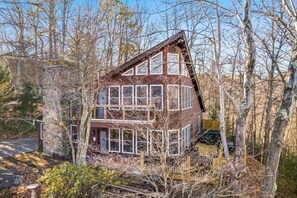Exterior - Sleeps 14! Hot Tub*Resort Amenities*Arcade*Games (Gatlinburg)