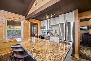 Fridge, microwave, oven, stovetop - Sleeps 14! Hot Tub*Resort Amenities*Arcade*Games (Gatlinburg)