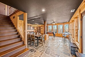 Dining - Sleeps 14! Hot Tub*Resort Amenities*Arcade*Games (Gatlinburg)