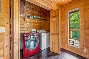 Gatlinburg-Cabin-Pine-Top-Paradise-Interior-Laundry - 4BR w/MTN Views! Hot Tub*Game Room*Resort*Quiet! (Gatlinburg)