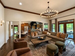 TV, fireplace - Luxury Lakefront! 5BR*Lake Access*Hot Tub*Private! (Sevierville)