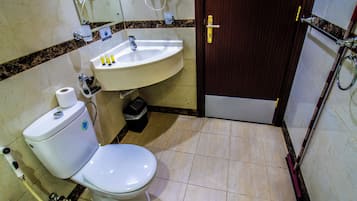 Chuveiro, secador de cabelo, toalhas de banho, sabonete