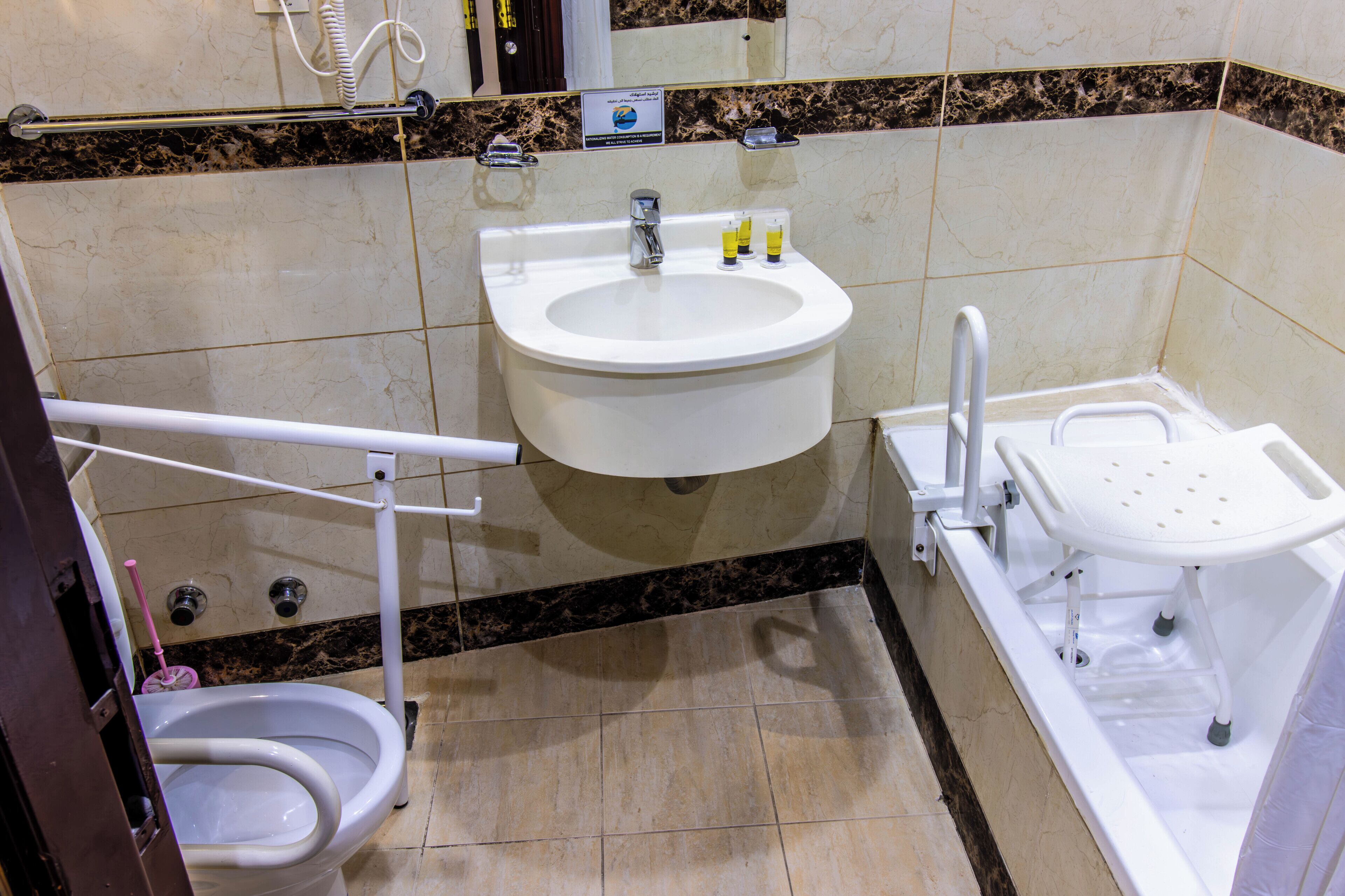 Habitació amb dos llits individuals bàsica | Bany | Dutxa, assecador de cabells, tovalloles i sabó 