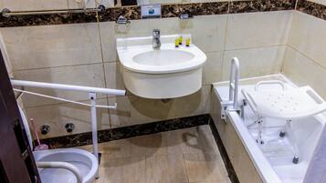 Habitació amb dos llits individuals bàsica | Bany | Dutxa, assecador de cabells, tovalloles i sabó