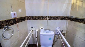 Chambre Luxe avec lits jumeaux | Salle de bain | Douche, sèche-cheveux, serviettes fournies, savon