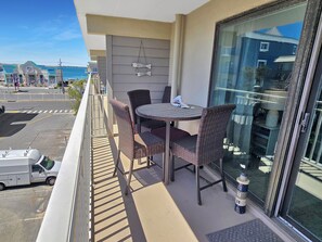 Outdoor dining - Oceanblock Third Floor Condo - Steps to the Beach!  Fantastic midtown location, walk to Seacrets and some of the best places in town! Salty Sands #310 (Ocean City)