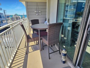 Outdoor dining - Oceanblock Third Floor Condo - Steps to the Beach!  Fantastic midtown location, walk to Seacrets and some of the best places in town! Salty Sands #310 (Ocean City)