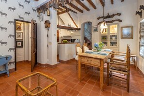 Interior - Medieval Refuge Besalú : Wifi : 2 bedrooms : 2 bathrooms (Besalú)