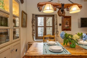 Dining - Medieval Refuge Besalú : Wifi : 2 bedrooms : 2 bathrooms (Besalú)