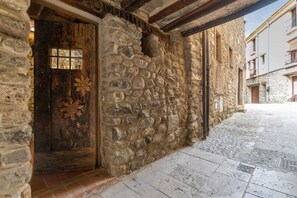 Exterior detail - Medieval Refuge Besalú : Wifi : 2 bedrooms : 2 bathrooms (Besalú)