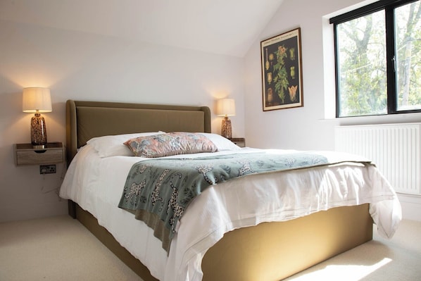 4 bedrooms, iron/ironing board, free WiFi, bed sheets