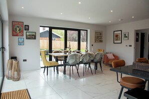 Dining - House Sleeps 10 With Enclosed Garden (Reading)