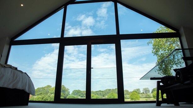 A bedroom with a large skylight, a bed, and a desk. - House Sleeps 10 With Enclosed Garden (Reading)