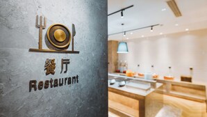Ein Restaurantschild mit einem Tisch und Besteck, und ein modernes Interieur mit einer Theke und Pendelleuchten.