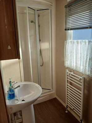 Shower - Harlyn Sands - Holiday Accommodation 20392 (Padstow)