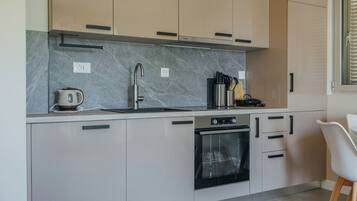 Comfort Apartment, Bay View | Private kitchen | Mini-fridge, oven, stovetop, cookware/dishes/utensils