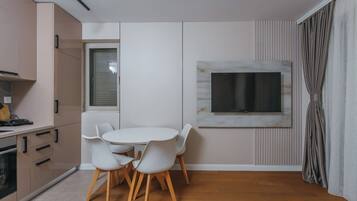 Comfort Apartment, Bay View | Dining