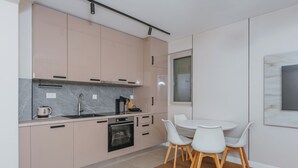 舒適公寓, 海灣景 | 私人廚房 | 迷你雪櫃、焗爐、爐具、廚房用具/餐具/器皿