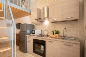 Fridge, microwave - Casa Tino - Elegant Stone House in Old Town (Polignano a Mare)