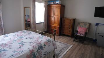 2 bedrooms, iron/ironing board, free WiFi, bed sheets