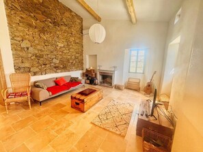 TV, fireplace - Stone house with swimming pool in the heart of the Corsican mountains. Near Corte (Corscia)