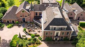 A large, historic building with multiple wings, a central courtyard, and a well-maintained garden. - Charming Room Near Lochemse Berg, Ideal for Hiking, Forest walks, and Cycling (Lochem)