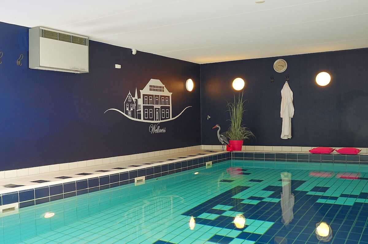 Una piscina cubierta