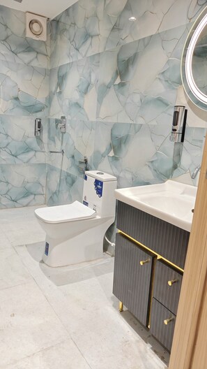 غرفة مزدوجة فاخرة - منظر للمدينة | حمام | تجهيزات دش، مناشف، صابون، شامبو