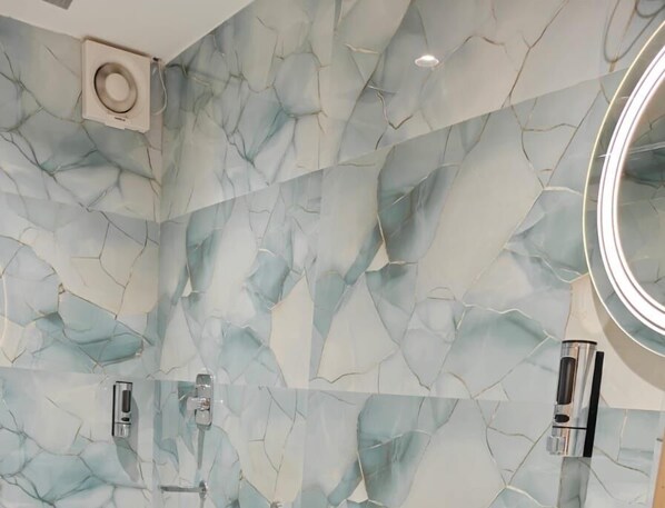 Shower, towels, soap, shampoo - ATITHI (Hisar)