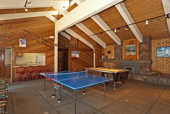 A room with a ping pong table, a pool table, and a fireplace. - Cascade Hideaway in Lake Village With Private Hot Tub! (Stateline)