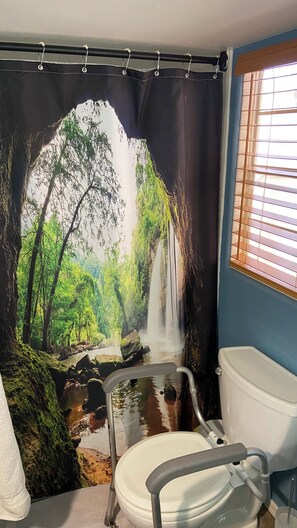 Shower, towels, soap, toilet paper - Cozy 1-bedroom cottage in welcoming Lake Montezuma with AC & attached pergola.  (Lake Montezuma)