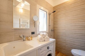 Shower, bidet, towels, shampoo - Casa Tino 2 - Elegant Stone Retreat with Rooftop Terrace (Polignano a Mare)