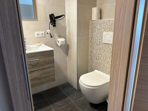 Bathroom - Vrbo Property (Aurach am Hongar)