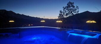 Gorgeous views and hot tub in 1-bedroom cabin located in Glenwood Springs