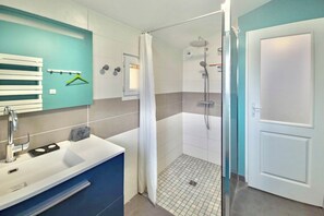 Dusche, Haartrockner, Handtücher, Toilettenpapier